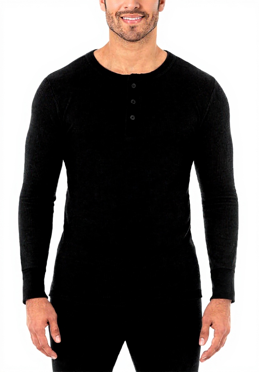 Homme portant le haut thermique Fruit of the Loom en extérieur